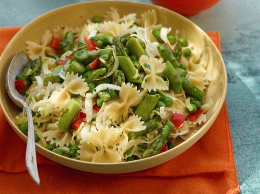 Insalata di foto con pasta e asparagi