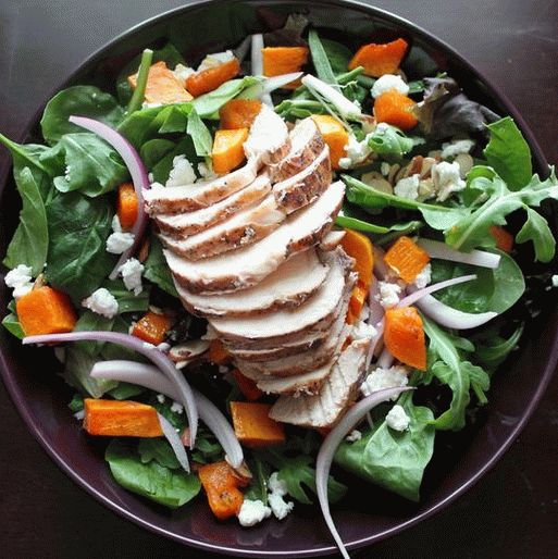 Insalata di foto con pollo piccante in vietnamita