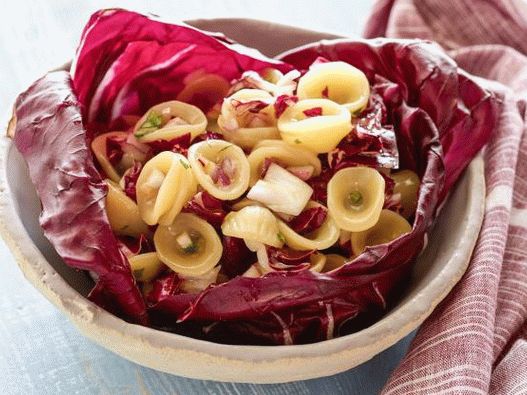 Insalata di foto con pasta e radicchio