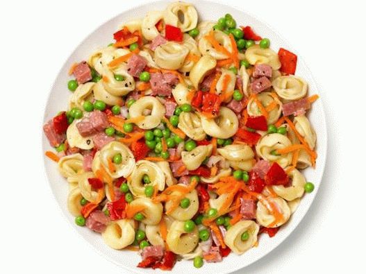 Insalata di foto con tortellini, salsiccia, carote, piselli e pepe al forno