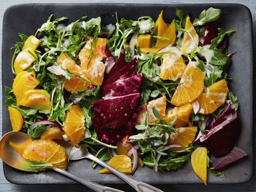 Insalata di foto con barbabietole al forno, arance e salsa di formaggio di capra cremosa