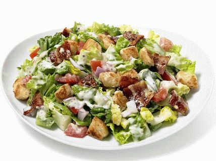 Insalata di foto con pomodori, pancetta e pangrattato