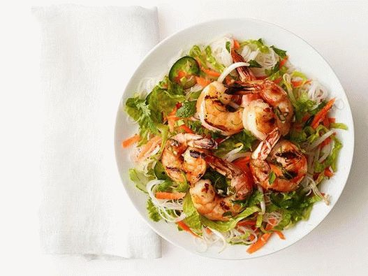 Insalata di foto con spaghetti di riso e gamberi alla griglia