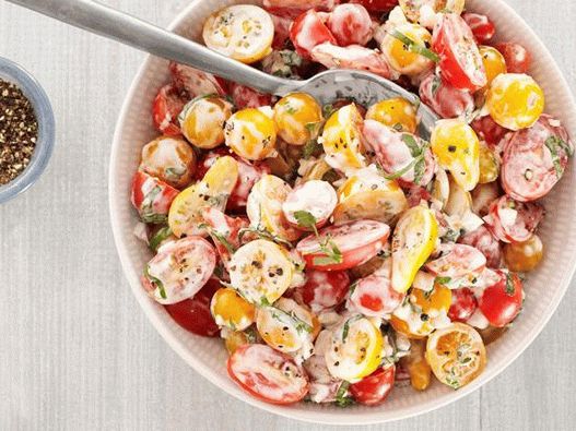 Insalata di foto con pomodorini e salsa allo yogurt