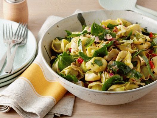 Insalata di foto con tortellini, spinaci e carciofi