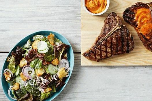 Insalata di foto con spinaci e salsa di formaggio blu