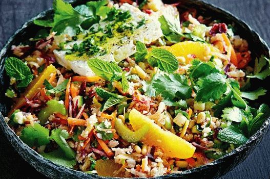 Insalata di foto con barbabietole, pere, finocchi e hikama