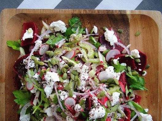 Insalata di foto con barbabietole e sedano