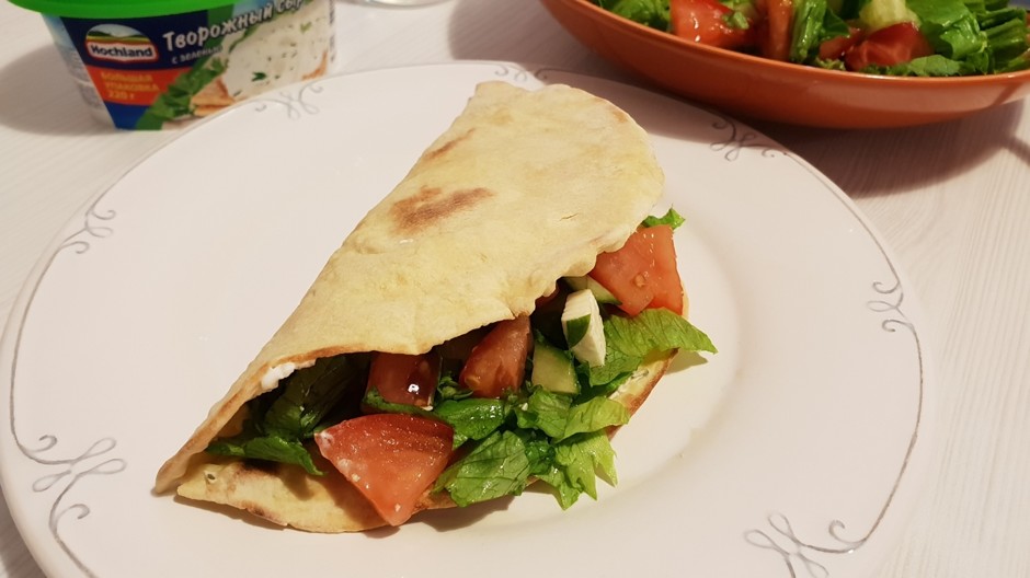 Insalata con pane pita fatto in casa