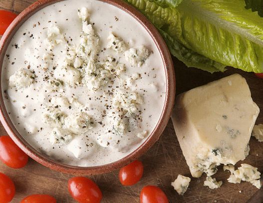 Foto Condimento per insalata con formaggio blu montato