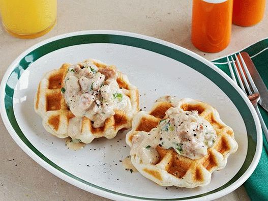 Rotoli di burro fotografico in un waffle con ragù di carne