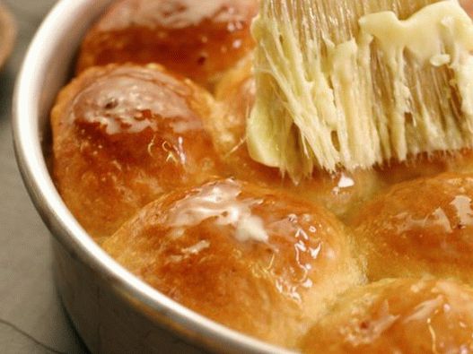 Lubrificare i pasticcini con burro Lubrificare i pasticcini con burro