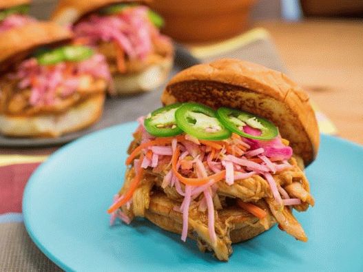 Photo Sandwich di pollo in salsa agrodolce Photo Sandwich di pollo in salsa agrodolce