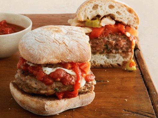 Panino con polpette di formaggio foto