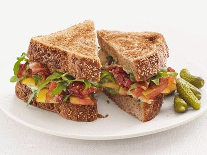 Panini con pancetta, pesche e rucola