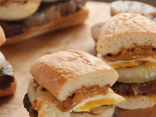 Panini con bistecca di manzo e uova fritte