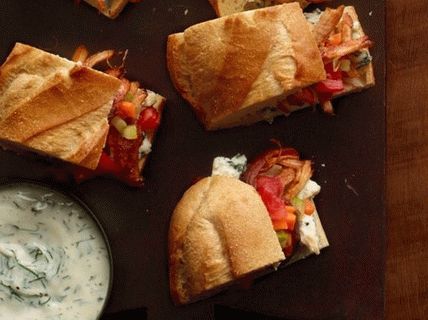 Foto sandwich di pollo brasato a Buffalo e salsa Ranch