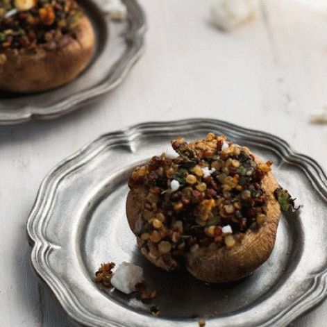 Foto di champignon ripieni di quinoa e formaggio feta