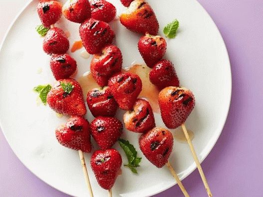 Spiedini di fragole alla griglia con salsa di limone e menta
