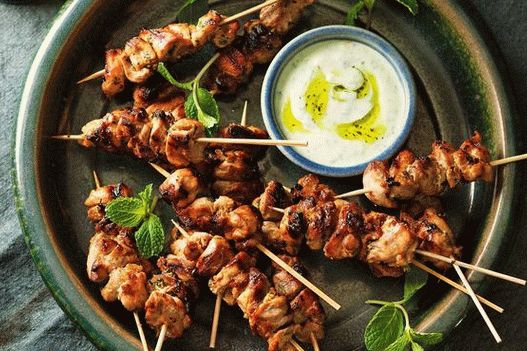 Foto di spiedini di pollo al forno in una melassa calda marinata