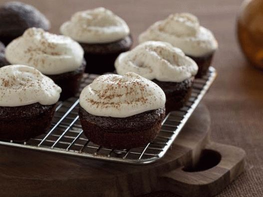 Foto Cupcakes al cioccolato su birra con crema di cagliata