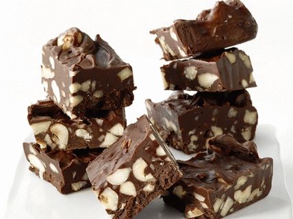 Foto iris al cioccolato con noci