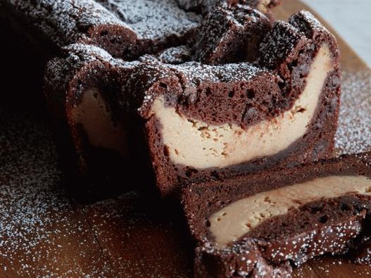 Rotolo di foto al cioccolato con cagliata e pasta di burro di arachidi