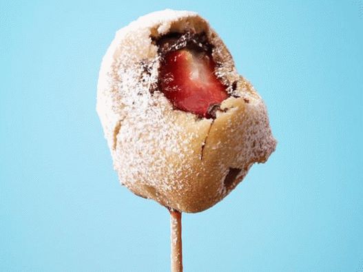 Foto palline di wafer al cioccolato e fragola su spiedini
