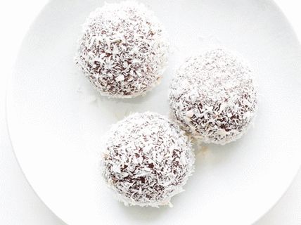 Foto Tartufi al cioccolato e ciliegia con polvere di cocco