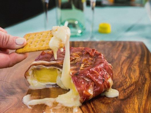 Foto di brie alla griglia con ananas avvolto in pancetta