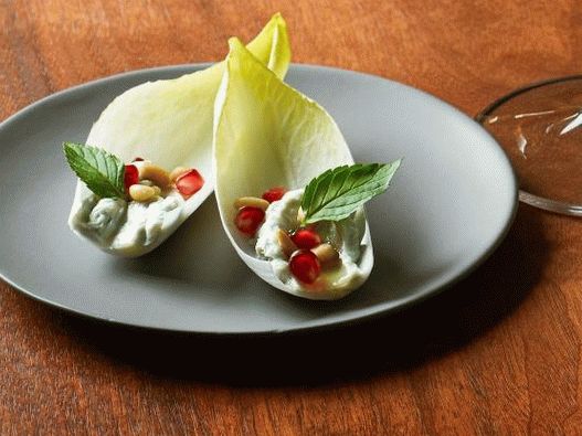 Foto Gorgonzola con miele su foglie di indivia