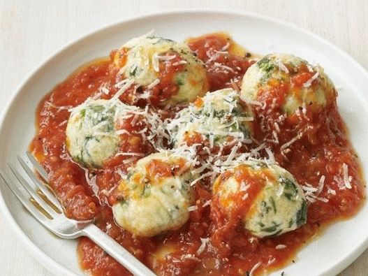 Gnocchi di formaggio foto in salsa di pomodoro