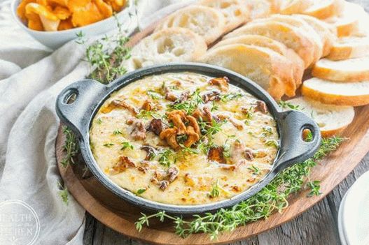 Foto Fonduta di formaggio con aglio e funghi