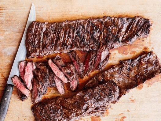 Photo Skerte bistecca alla griglia in una marinata di birra