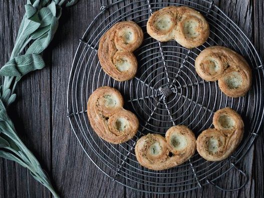 Foto orecchie di pasta sfoglia (spuntino di pasta sfoglia)