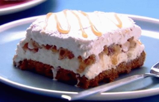 Torta al gelato di pasta sfoglia con nocciole e caramello