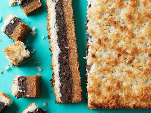 Sfogliatina fotografica con biscotti alle arachidi, brownie e amaretto