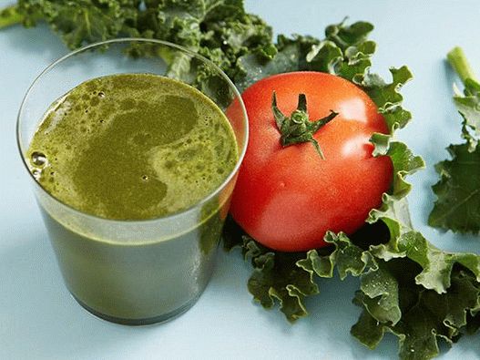 Succo di foto con semi di sedano, cavolo nero e chia