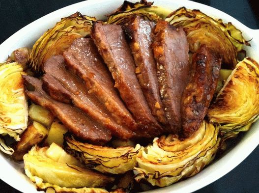 Foto di stufato di manzo in scatola con cavolo e patate