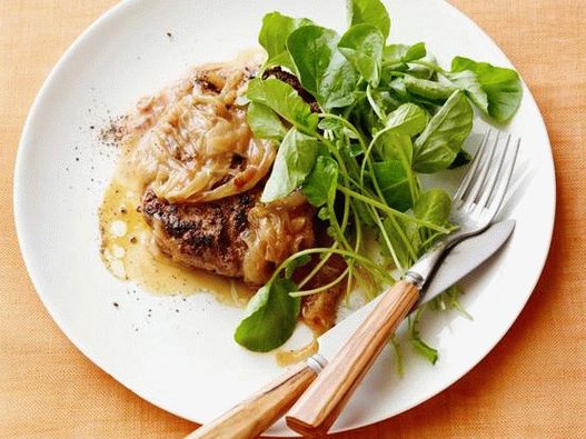 Foto Salisbury Steak con salsa di cipolle francese