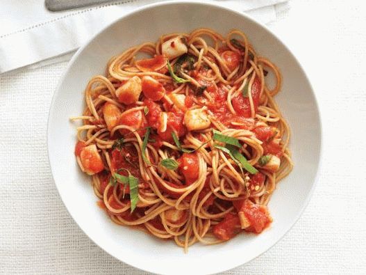 Foto di spaghetti e capesante affumicate in salsa marinara