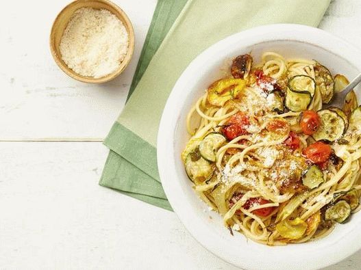 Foto di spaghetti con zucchine e pomodori