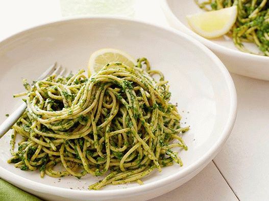 Foto di spaghetti al pistacchio e pesto di cavolo verde