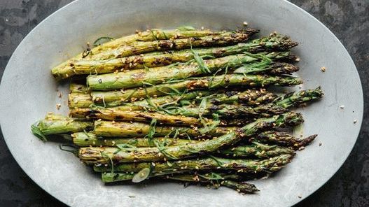 Foto di asparagi grigliati