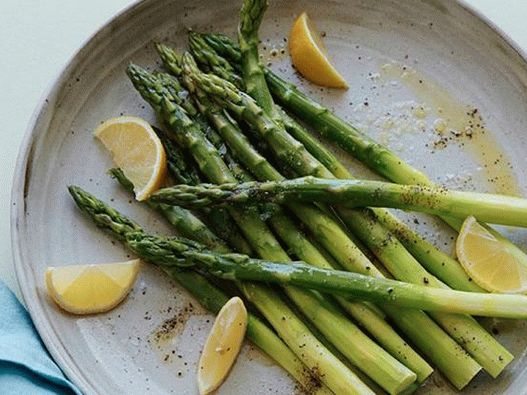 Foto Asparagi in una doppia caldaia