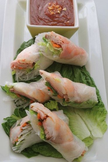 Foto Involtini primavera con carne di maiale e gamberi (Goi kuon) con salsa di arachidi (Nuok Leo)
