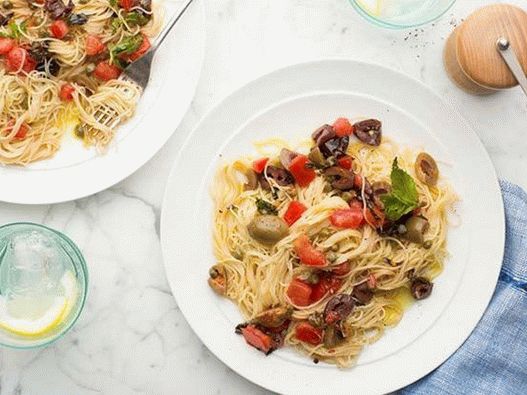 Foto di pasta estiva mediterranea con salsa cruda