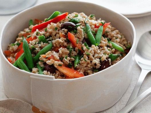 Foto insalata mediterranea con farro