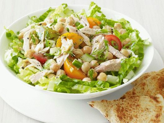 Foto insalata mediterranea con tonno