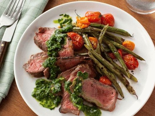 Foto Bistecca e fagiolini con pomodori grigliati e salsa chimichurri